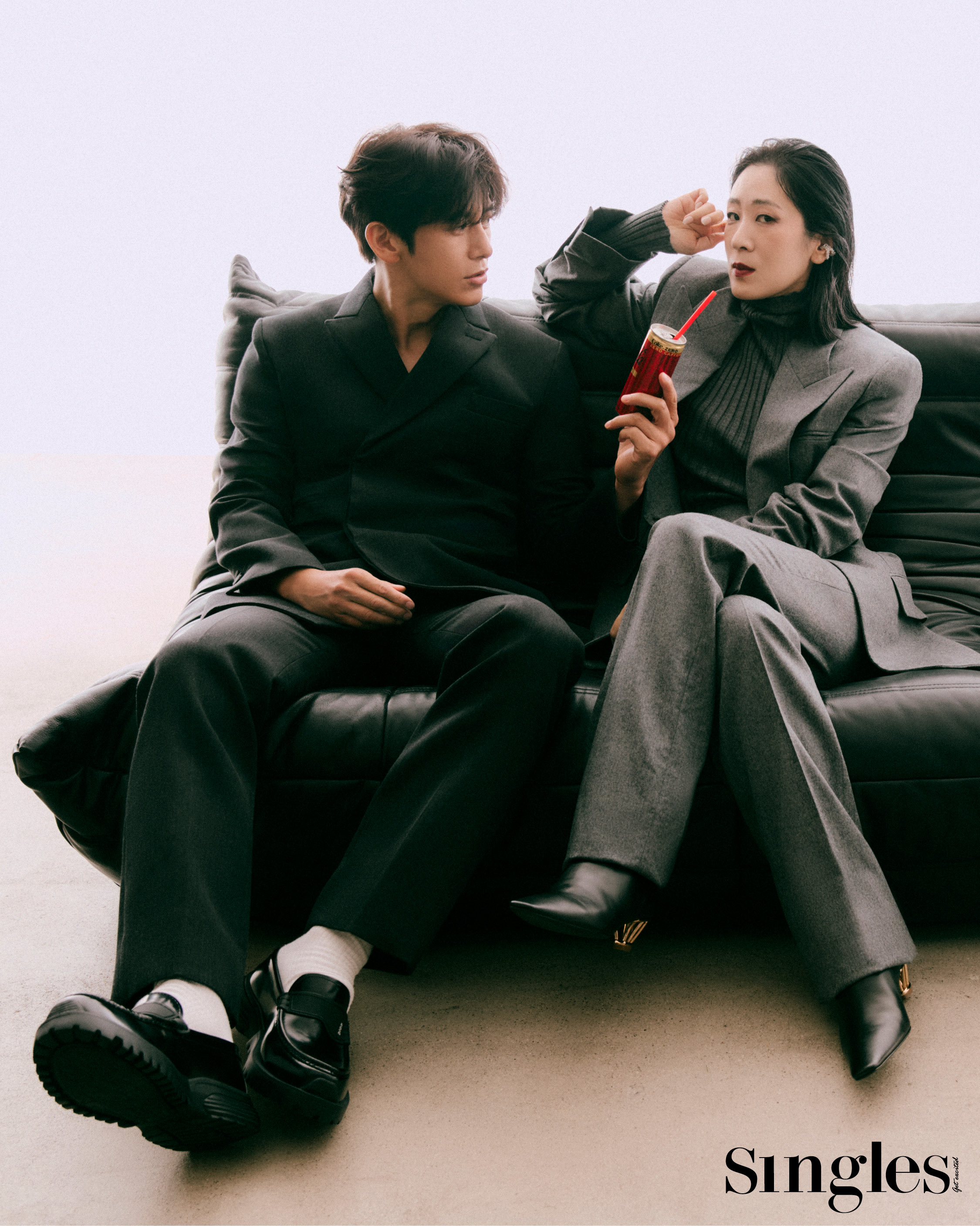 셀럽, 셀럽 화보, 싱글즈 화보, 가석방 심사관 이한신, 고수, 권유리, 백지원, 이학주, 보테가 베네타, 샵사이다, 더티스, 루부탱, 데우스, 옌드, 티링제이, 골든듀